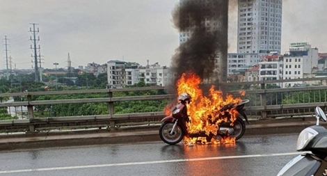Xe máy SH cháy trên cầu Nhật Tân