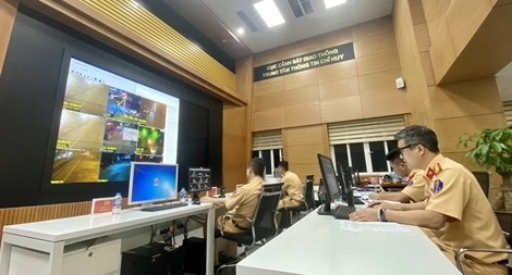 Giao thông ngày đầu nghỉ lễ: 0h, CSGT vẫn bám trụ trên đường