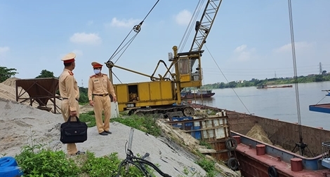 Rút giấy phép 7 bến tập kết vật liệu xây dựng trên sông Hồng