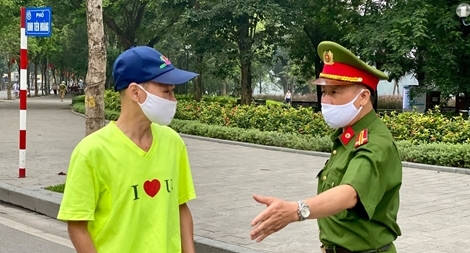 Nhiều người dân vẫn ra khu vực hồ Hoàn Kiếm tập thể dục