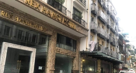 Một người đàn ông nhảy lầu tự tử trên phố Gia Ngư