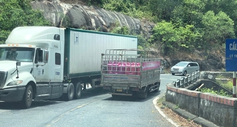 Nhiều phương tiện chọn đường đèo Hải Vân vì lý do phí đường hầm quá cao