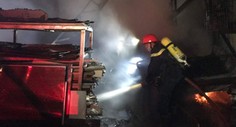 Xưởng tái chế nhựa bất ngờ bốc cháy trong đêm