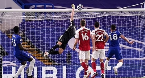 Thua sốc Arsenal, Chelsea làm nóng cuộc đua vào top 4