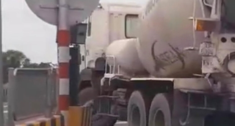 Qua facebook, CSGT xử phạt tài xế quay đầu xe trên cầu Thăng Long