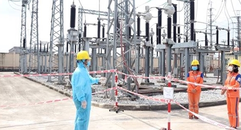 Thợ điện trong tâm dịch COVID-19