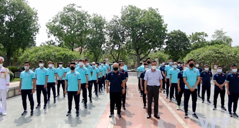 HLV Park Hang-seo và ĐTQG dâng hương tại Đài tưởng niệm AHLS Bắc Sơn