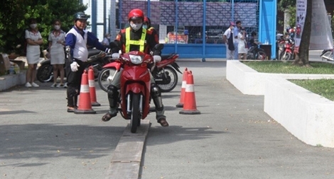 Dạy và cấp bằng lái xe môtô A1 cho đồng bào dân tộc thiểu số không biết tiếng Việt