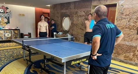 Công Phượng khoe cơ bắp khi "đối đầu" với thầy Park