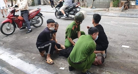Khống chế thanh niên chặn ô tô “xin đểu” tài xế, đánh Công an