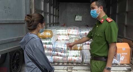 Phát hiện 1530 ống mỳ, 420 hộp trà sữa  không rõ nguồn gốc xuất xứ