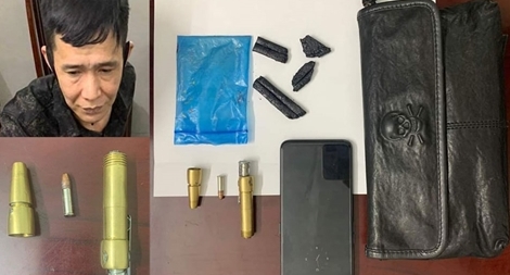 Vận chuyển thuốc phiện còn "thủ" súng bút để phòng thân