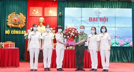 Làm tốt công tác chuyên môn và công tác Hội phụ nữ