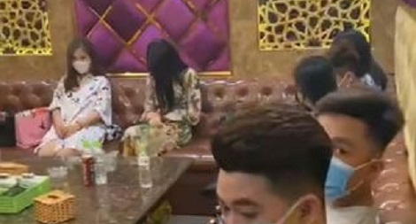 Vừa bị xử phạt, quán karaoke lại cho 35 khách hát giữa mùa dịch