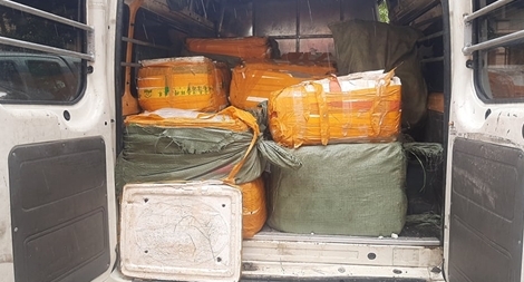 Xe ô tô du lịch chở gần 1,5 tấn nầm lợn bốc mùi