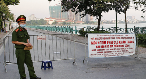 Công an quận Tây Hồ cắm chốt yêu cầu người dân trở về nhà chống dịch
