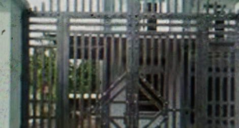 Đấu điện vào cửa sắt nhà người yêu