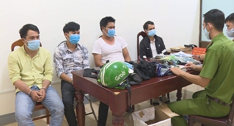 Nhóm "đạo chích" giả Grab, ném xe máy xuống sông phi tang