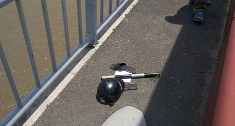 Phát hiện đôi dép chèn lá thư tuyệt mệnh trên cầu Rạch Miễu