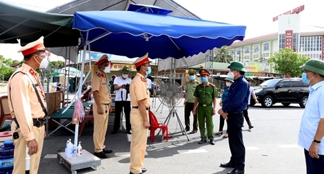 Lãnh đạo tỉnh Hà Tĩnh kiểm tra chốt chống dịch COVID-19