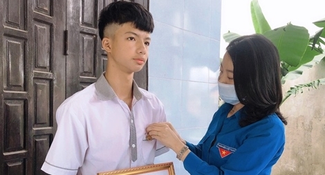 Trao Huy hiệu "Tuổi trẻ dũng cảm" tặng nam sinh cứu 2 em nhỏ