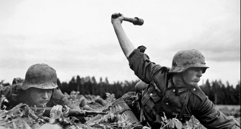 Trên lằn ranh của vĩ đại và suy vong