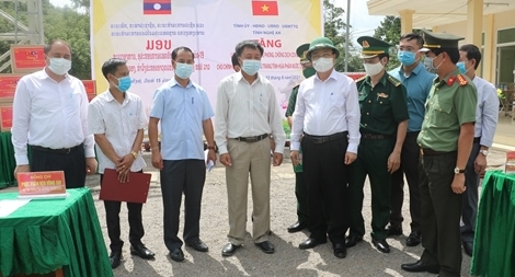 Tỉnh Nghệ An trao tặng thiết bị vật tư y tế cho nước bạn Lào