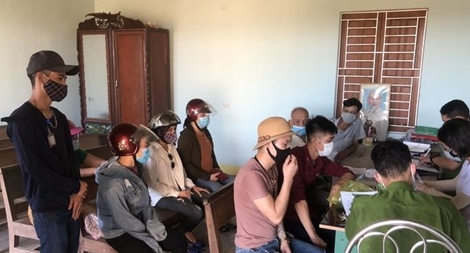 Đi chợ không đeo khẩu trang, 10 người dân bị xử phạt