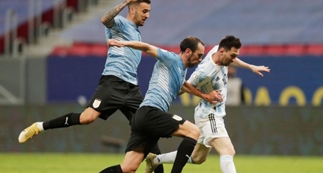 Messi giúp Argentina đặt một chân vào tứ kết Copa Armerica