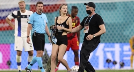 Nữ fan cuồng "náo loạn" trận Bỉ - Phần Lan