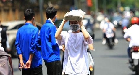 Thí sinh “đội nắng” tới trường dự thi THPT Quốc gia 2021