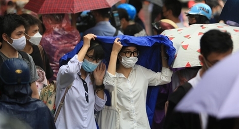 Sĩ tử được phát áo mưa rời trường thi