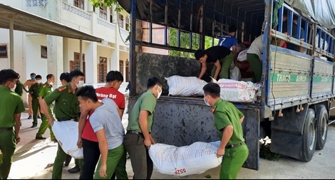 Công an huyện Đakrông vận chuyển 8 tấn hàng chống dịch