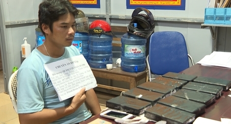 Vận chuyển 10 bánh heroin lấy 10 triệu tiền công