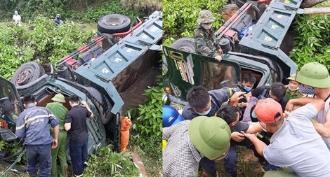 Giải cứu tài xế mắc kẹt trong cabin xe tải