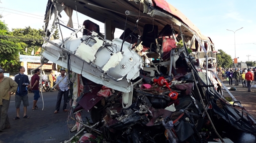 Tai nạn xe khách thảm khốc ở Gia Lai: 12 chết, 33 người bị thương