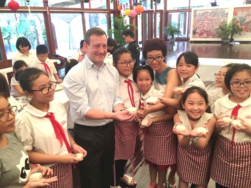Đại sứ Pháp làm bánh trung thu với học sinh Việt Nam