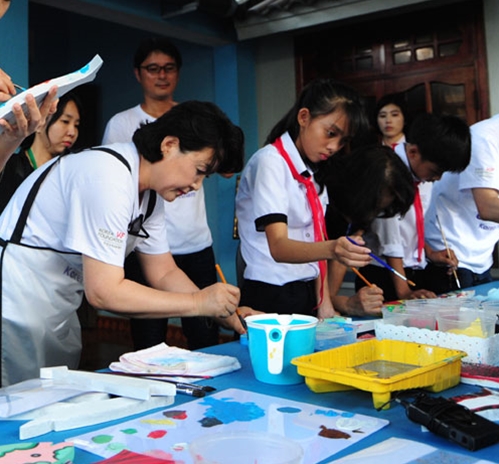 Phu nhân Tổng thống Hàn Quốc cùng thiếu nhi tô điểm thêm cho các bức bích họa 