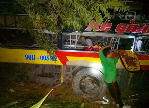 Ôtô giường nằm lao xuống vực ở đèo Lò Xo, 20 người bị nạn