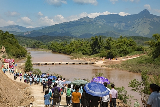 Học sinh, giáo viên và phụ huynh góp tiền xây cầu tặng các bạn nghèo