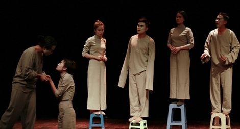 NSƯT Trần Lực đưa “Nữ ca sỹ hói đầu” lên sân khấu