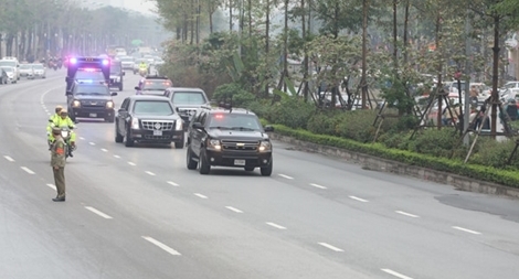 Dàn xe "Quái thú" của Tổng thống Trump chạy trên đường phố Hà Nội