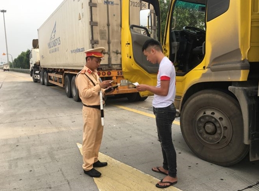 Ra quân xử lý xe khách, xe vi phạm giao thông trên các tuyến cao tốc