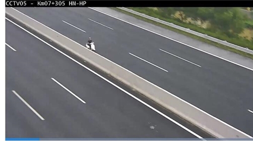 Hãi hùng cảnh xe máy đi ngược chiều trên cao tốc Hà Nội-Hải Phòng