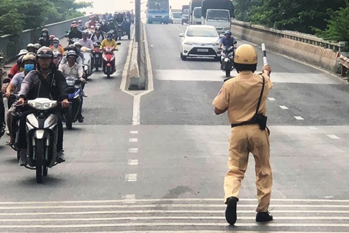 Hai sinh viên vi phạm giao thông còn lao xe vào CSGT 