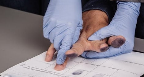 Xác minh, lấy mẫu vân tay của những người bị mất liên lạc ở Anh