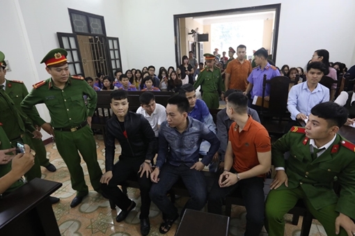 Khá Bảnh ra tòa, hàng trăm người tới xem xét xử