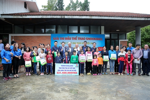 Trao tặng quà cứu trợ cho làng trẻ SOS Hà Nội