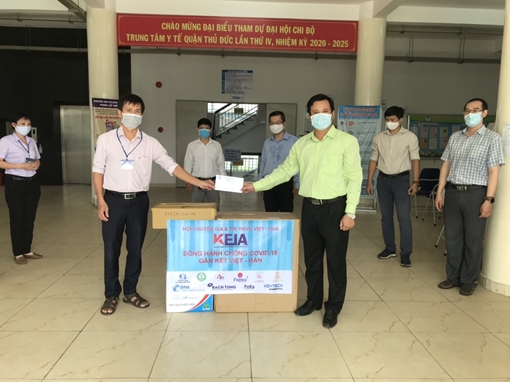 Thăm hỏi và hỗ trợ y bác sỹ tại Trung tâm y tế quận Thủ Đức