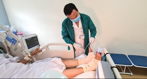 Trắng đêm cứu bệnh nhân bị đứt lìa hai chân
